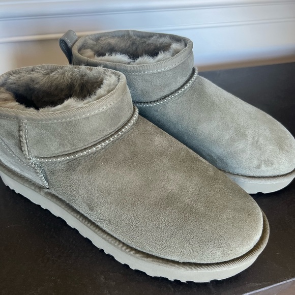 Uggs Ultra Mini Moss Green - size 9 NWT - Picture 2 of 5